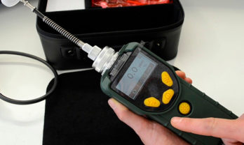 Display do detector de gás monogás PID MiniRAE Lite.
